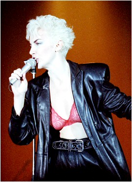 2_Eurythmics_1986 Annie Lennox in concert with Eurythmics in 1986